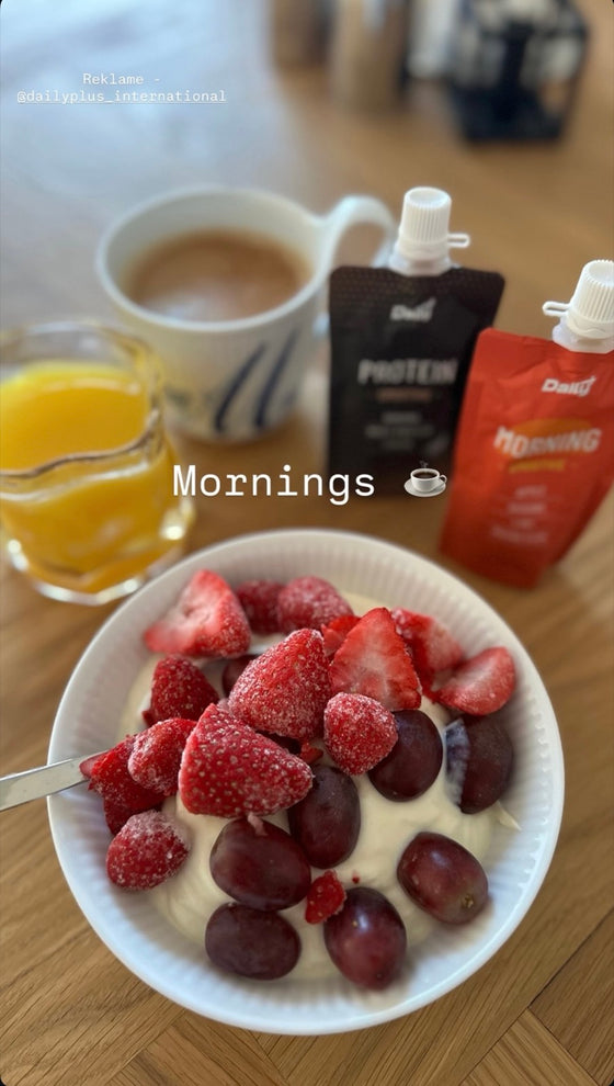 Daily+ smoothies med en skål frukt på morgonen